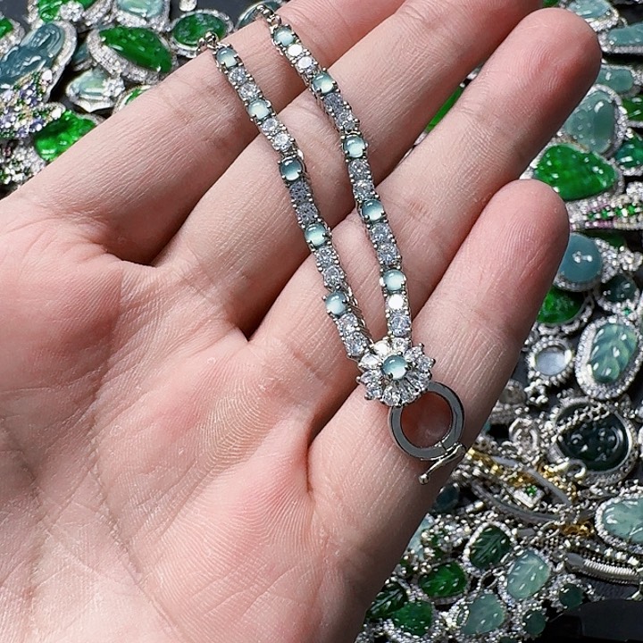 翡翠颈饰未镶嵌天然A货翡翠放漏