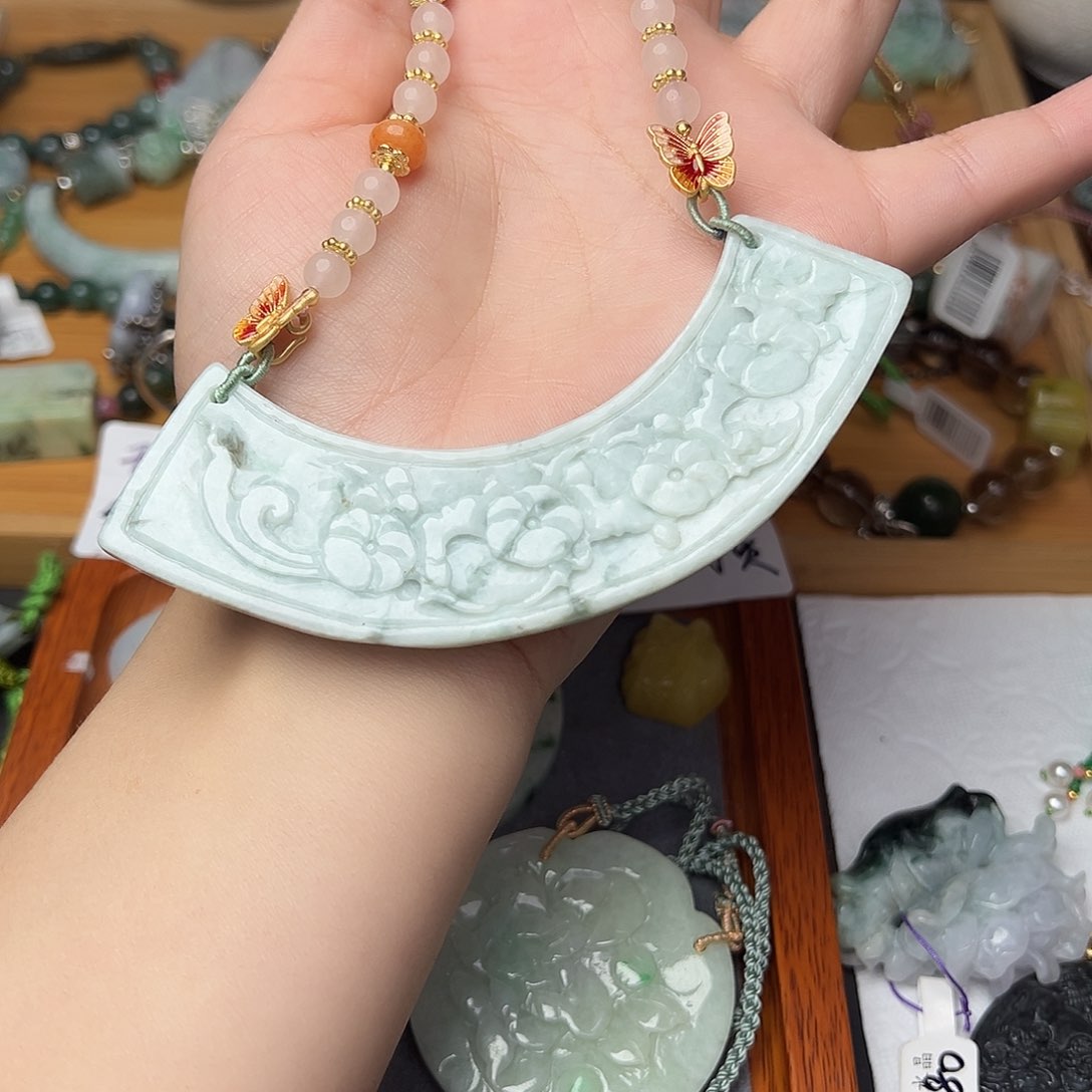 翡翠吊坠(赠链)未镶嵌吊坠