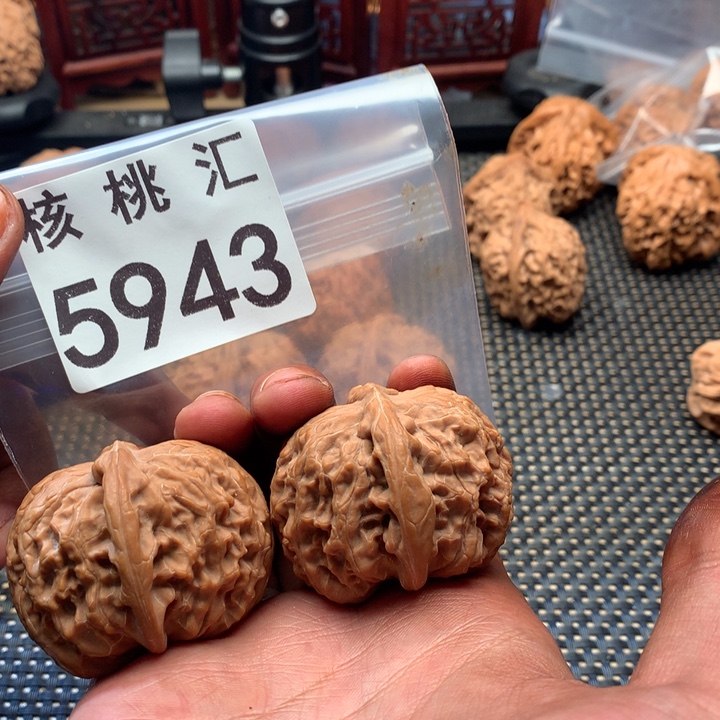 小***哥吊坠文玩核桃金麒麟