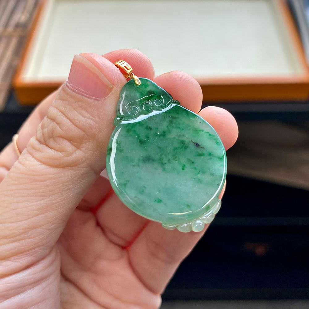 如意宝珠宝  18K金扣头镶嵌辣绿飘花无事牌天然翡翠A货吊坠AH254