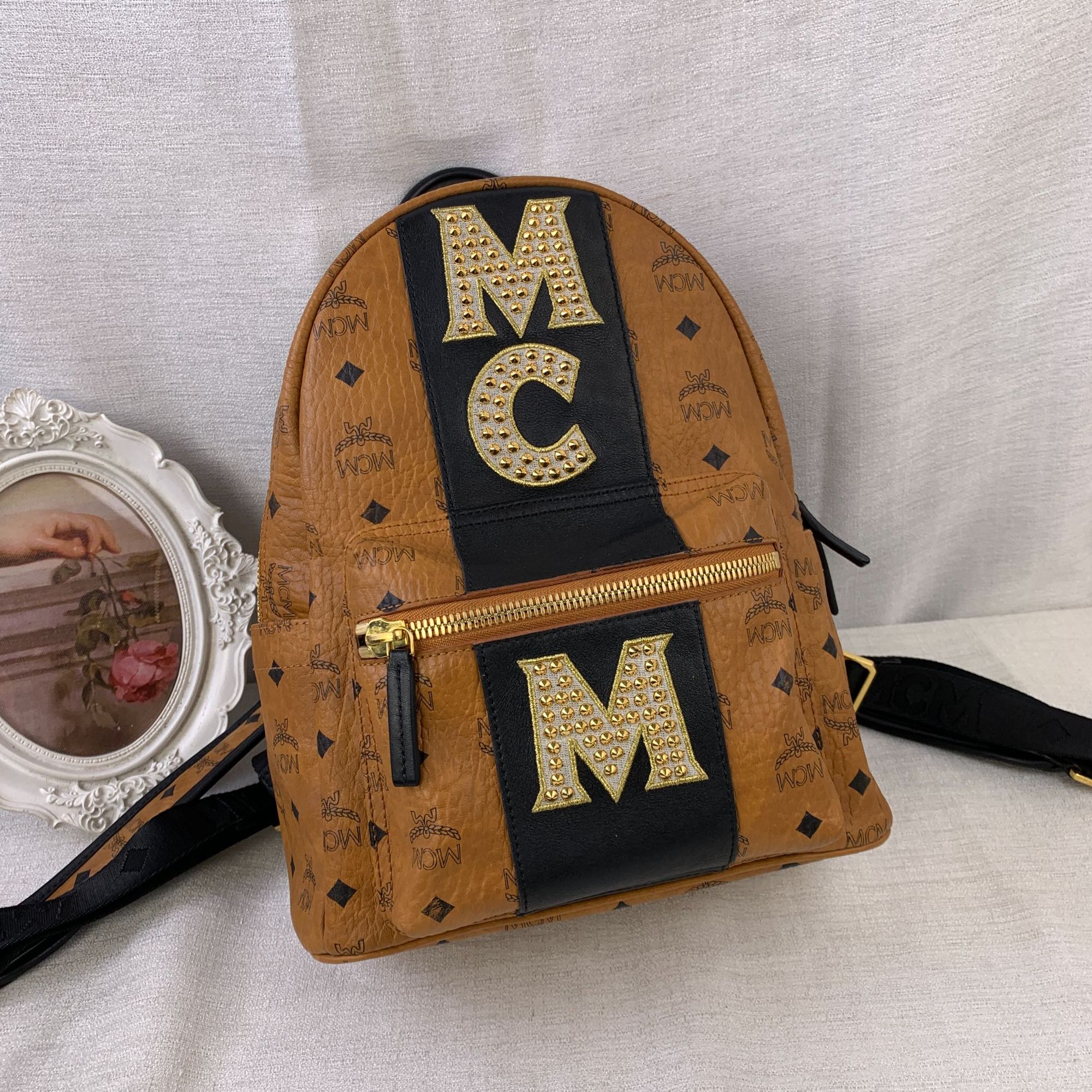 95新 MCM 26干邑色拼黑铆钉小号双肩包/SD11525525/5525