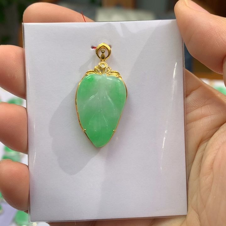 翡翠颈饰18K金镶嵌翡翠吊坠