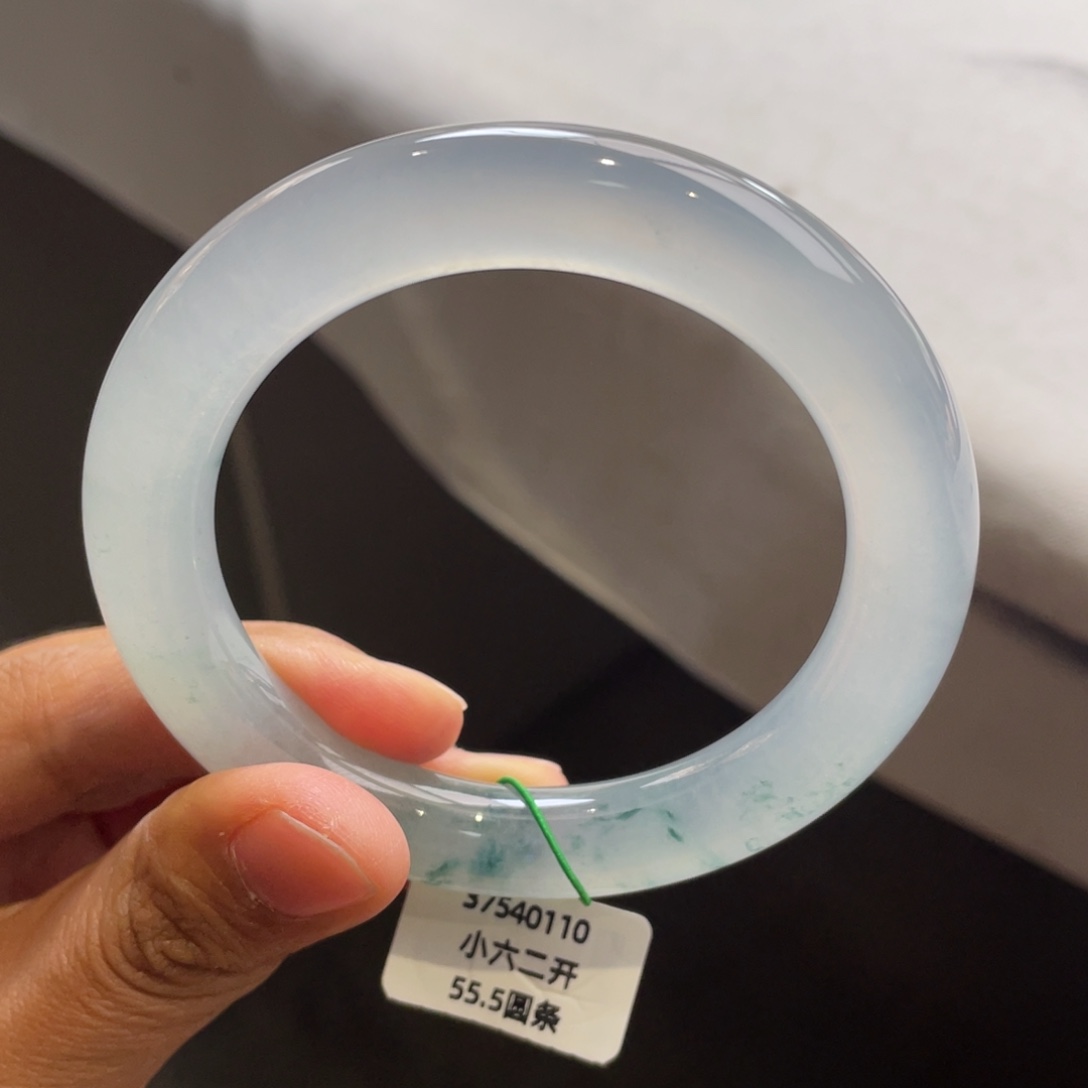 翡翠未镶嵌手镯冰胶起光飘花圆条（小六二开询价）