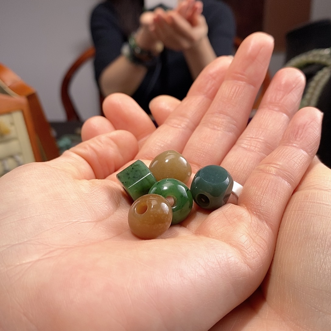 颈饰未镶嵌和田玉思*