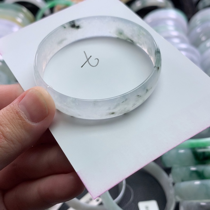 翡翠未镶嵌手镯公主