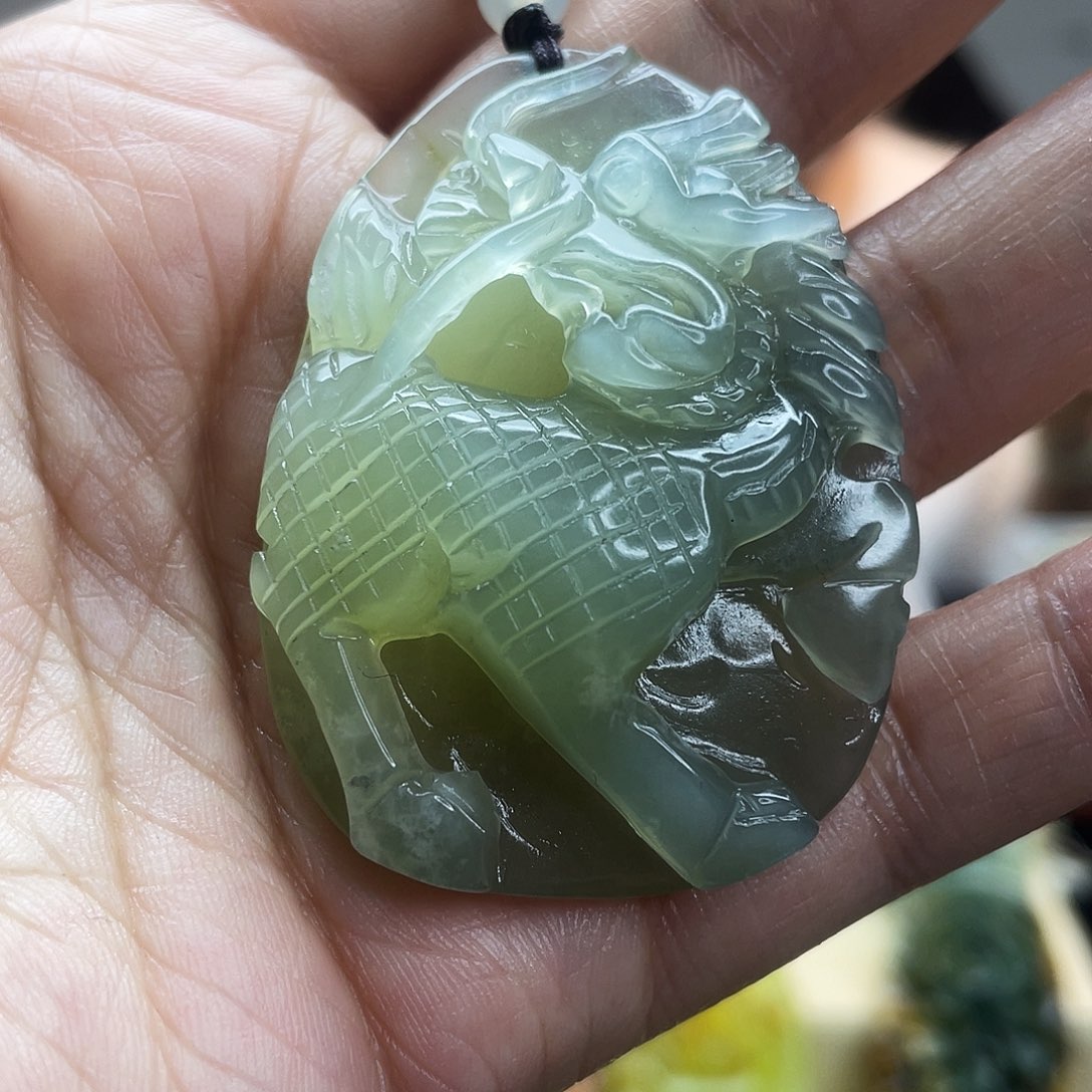 蛇纹石玉颈饰未镶嵌