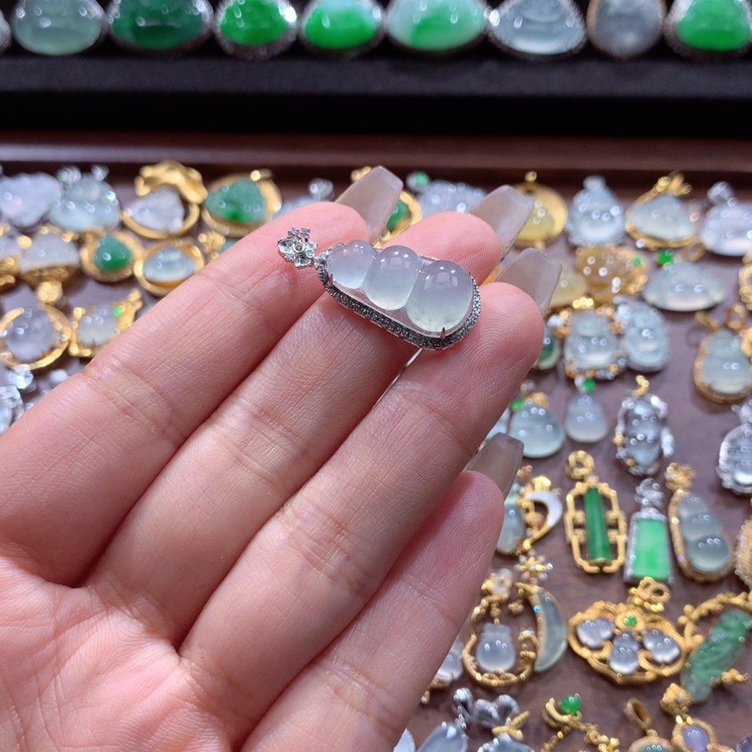 起***股翡翠18K金镶嵌颈饰翡翠