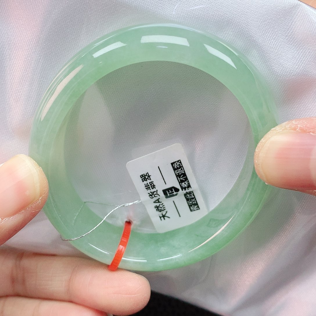 翡翠手镯未镶嵌52贵