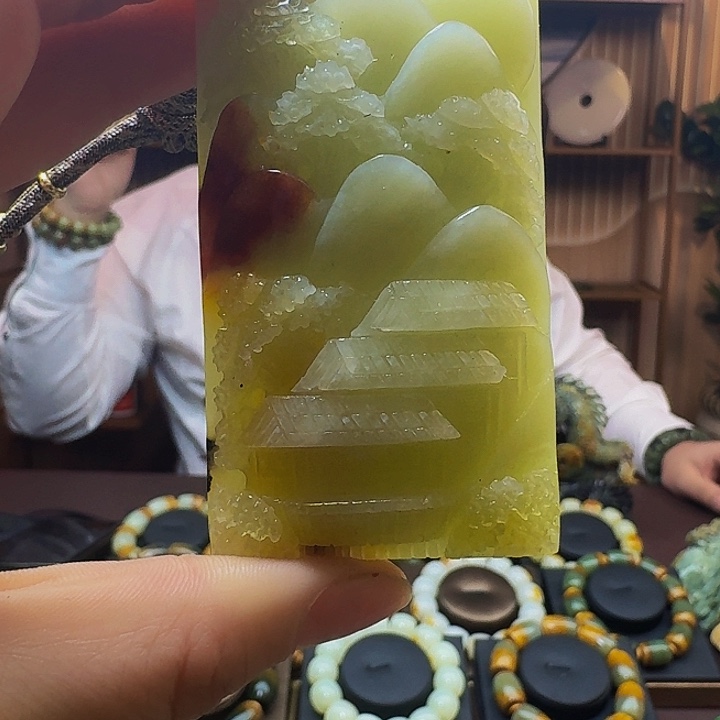 蛇纹石玉颈饰未镶嵌