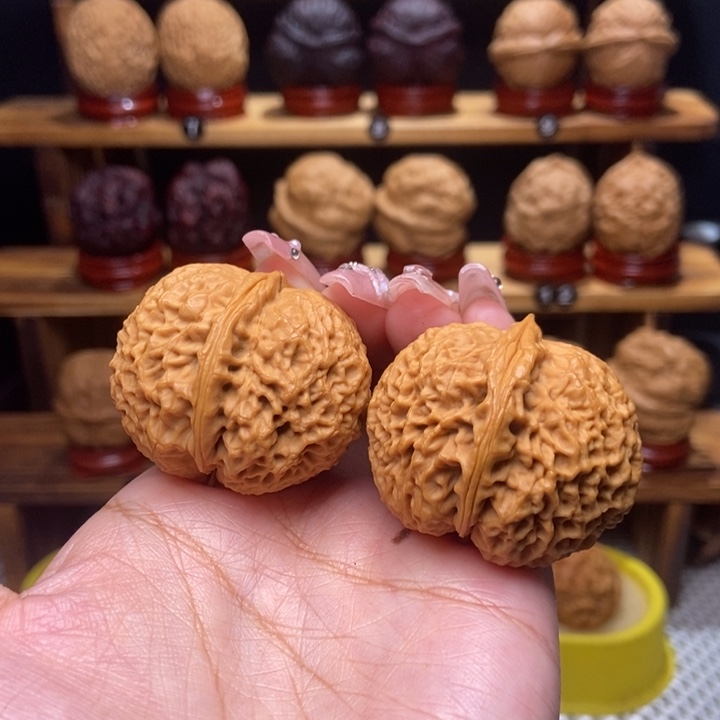 文玩核桃吊坠珊瑚8