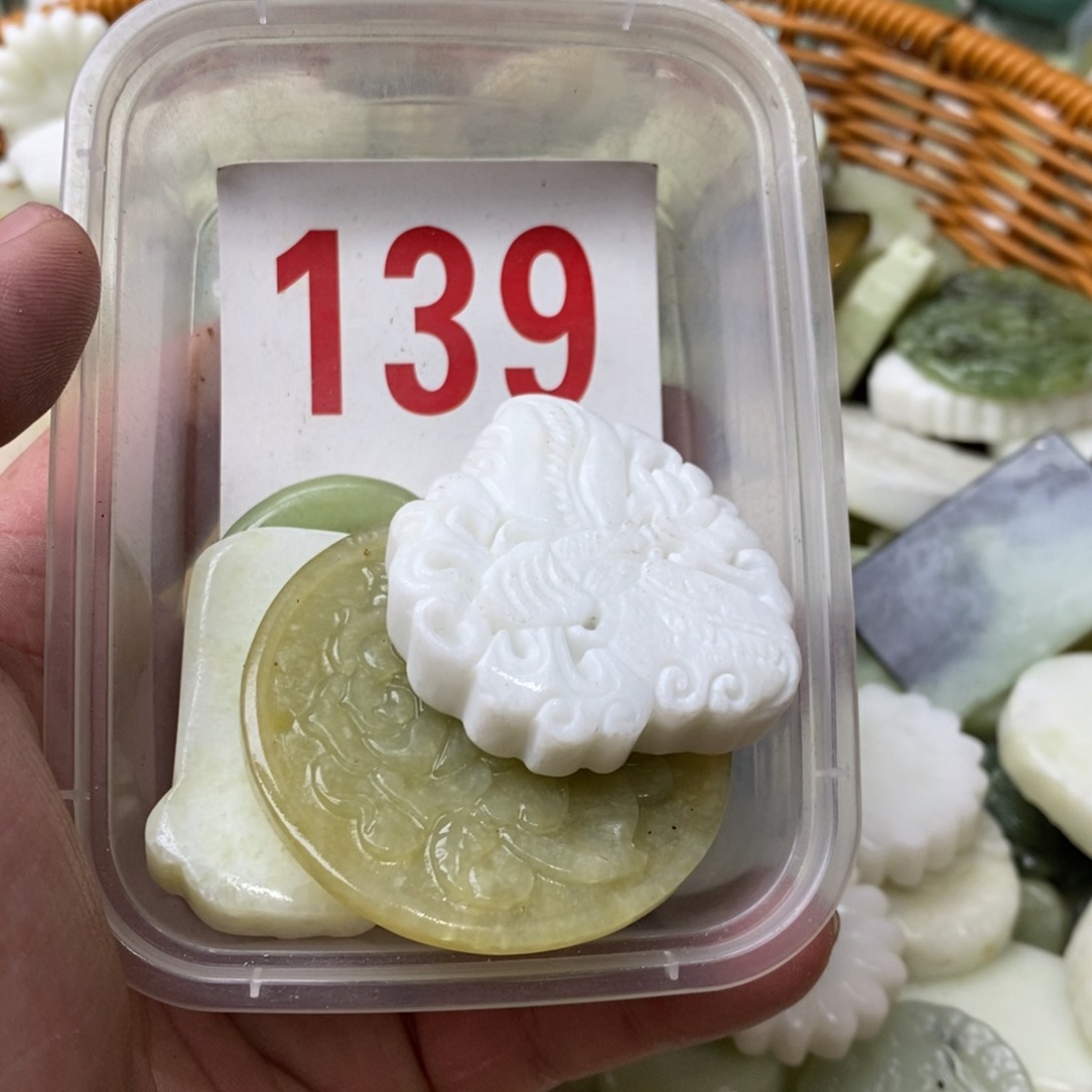 蛇纹石玉挂坠未镶嵌