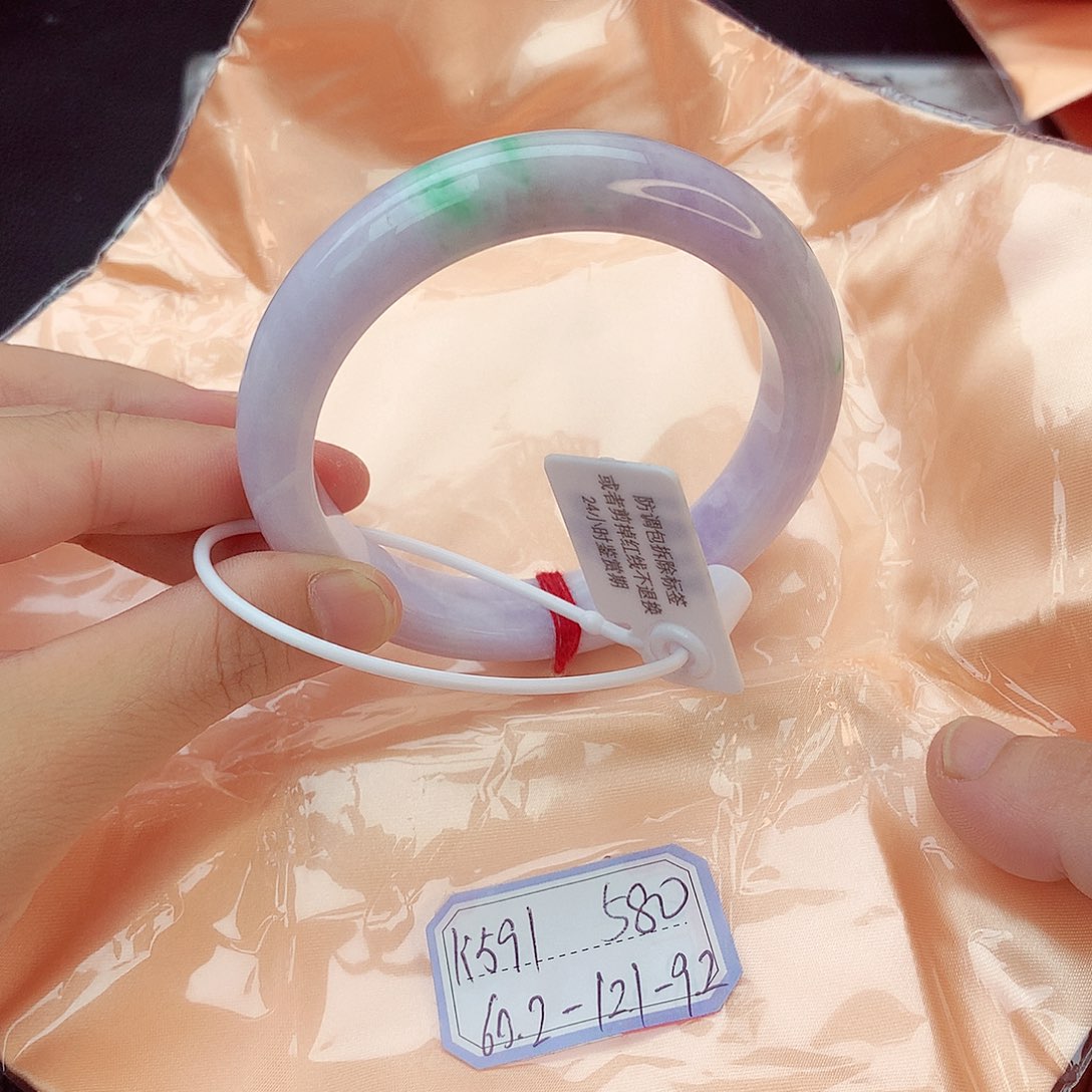 翡翠手镯未镶嵌翡翠