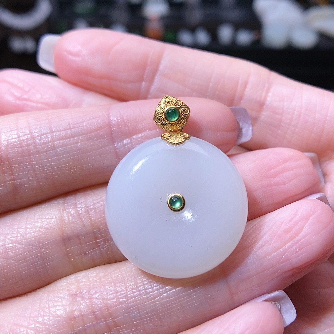 和田玉挂件18K金镶嵌一**葩