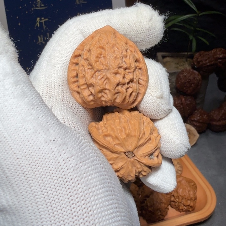 文玩核桃吊坠金牛编号5442，37-33-37