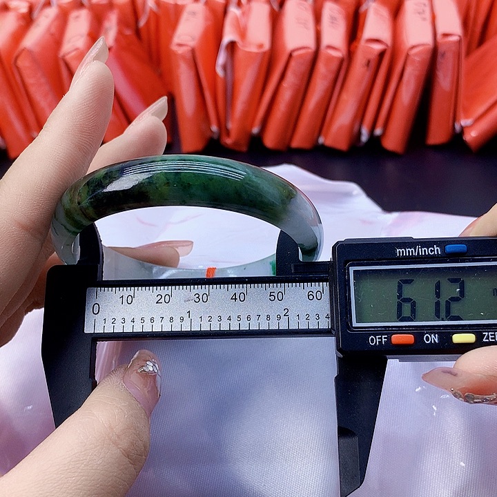 翡翠手镯未镶嵌69。  
