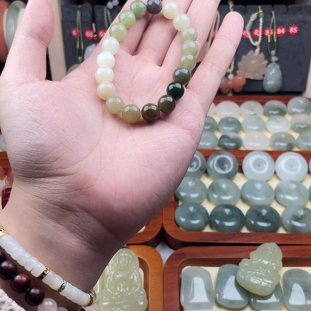 ˚***°和田玉未镶嵌颈饰