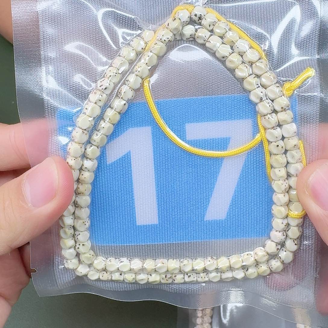 星月菩提吊坠65巧克力。  17