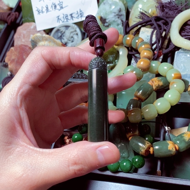 透闪石质玉颈饰未镶嵌