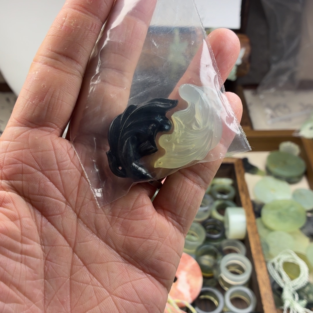 在***股蛇纹石玉合金吊坠