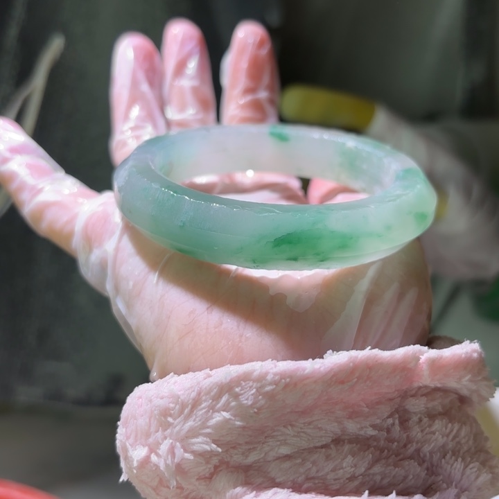 小***师石英质玉（非洲翠）未镶嵌手镯定制