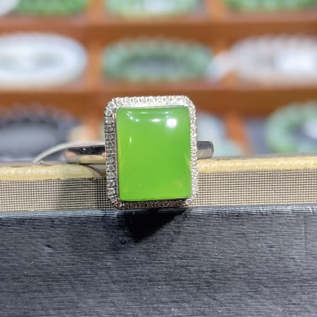 和田玉俄料碧玉苹果绿方块戒指18K白金镶嵌