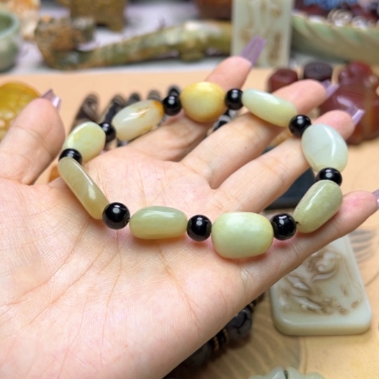 蛇纹石玉未镶嵌颈饰