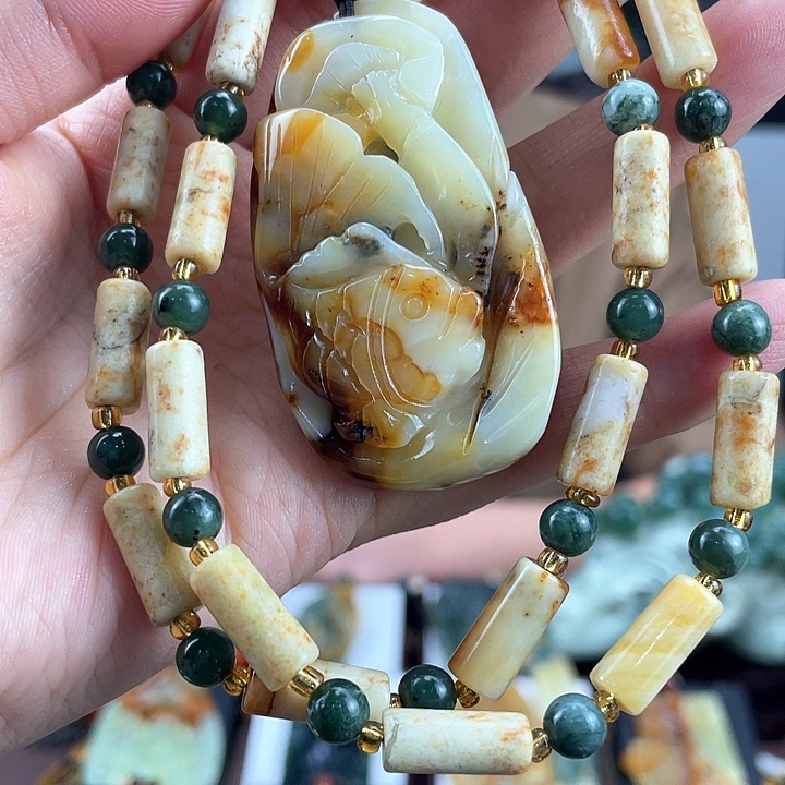 蛇纹石玉颈饰未镶嵌