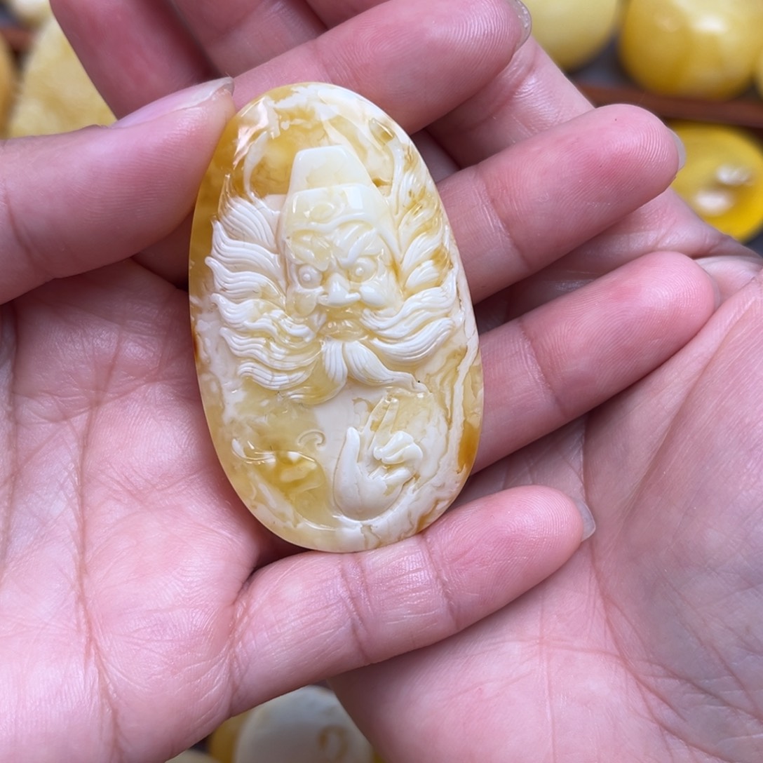 琥珀裸石未镶嵌钟馗