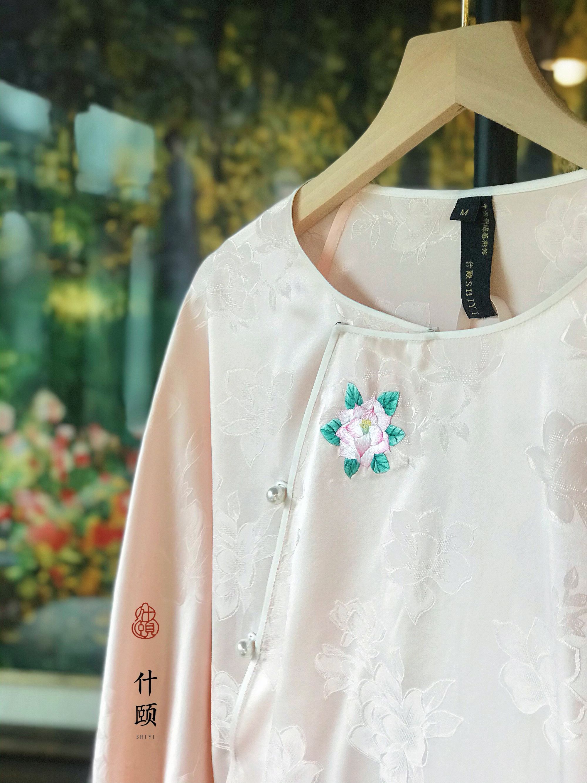 山茶花刺绣提花缎小衫