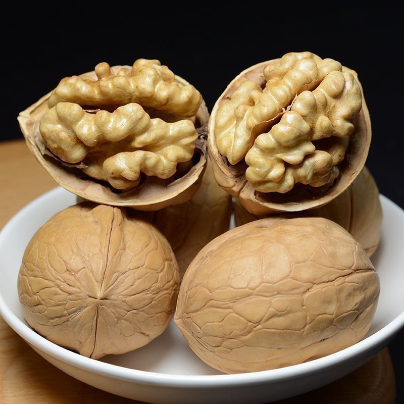 新疆阿克苏特产薄皮核桃生核桃带箱二斤