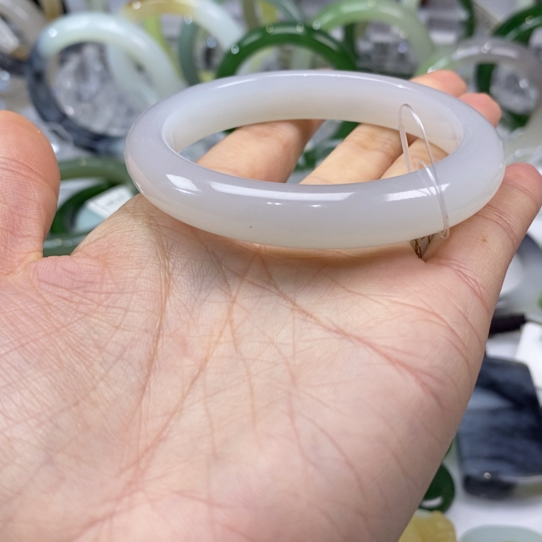 和田玉未镶嵌手镯