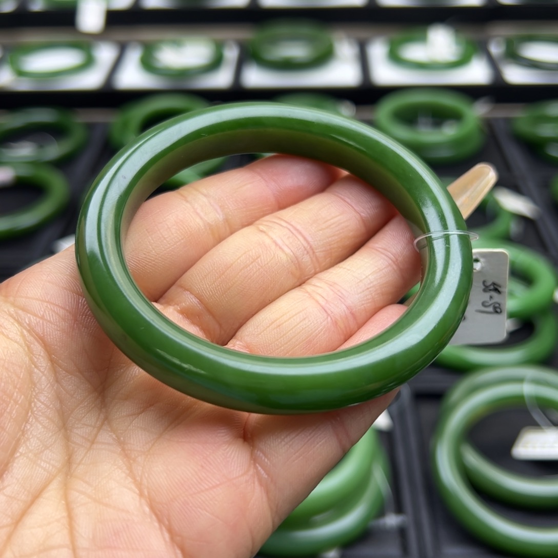 和田玉（碧玉）未镶嵌手镯