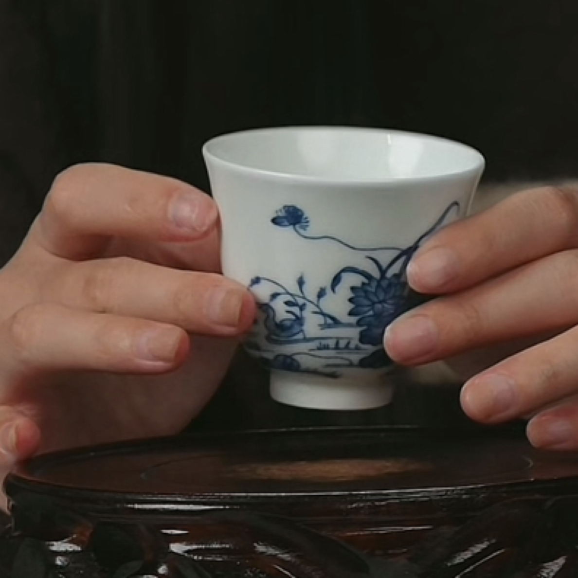 Y青花莲池鸳鸯纹直口杯