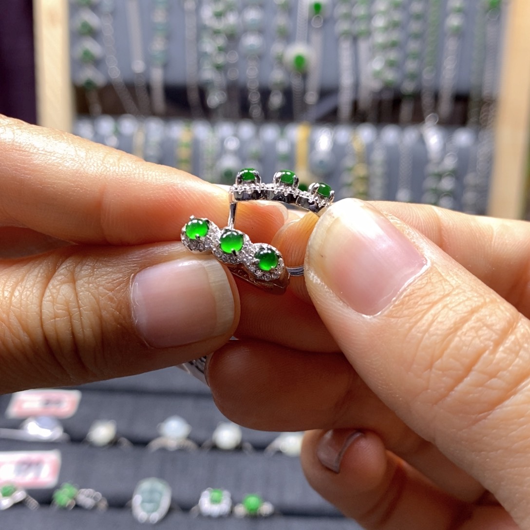 翡翠颈饰银S925镶嵌翡翠耳钉