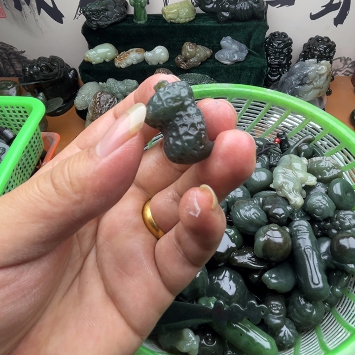 和田玉未镶嵌把件