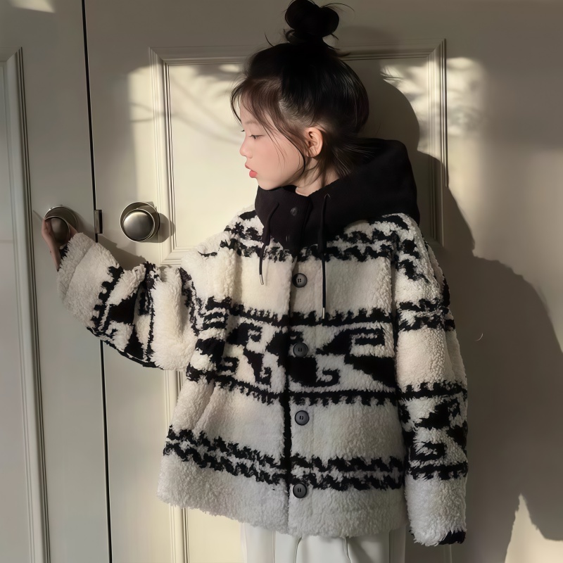 女童羊羔毛外套秋冬款2025新款洋气儿童时髦毛毛衣中大童冬季衣服