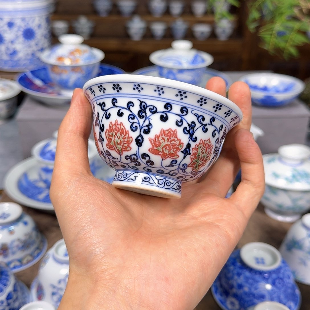 明逸堂青花釉里红缠枝莲压手杯