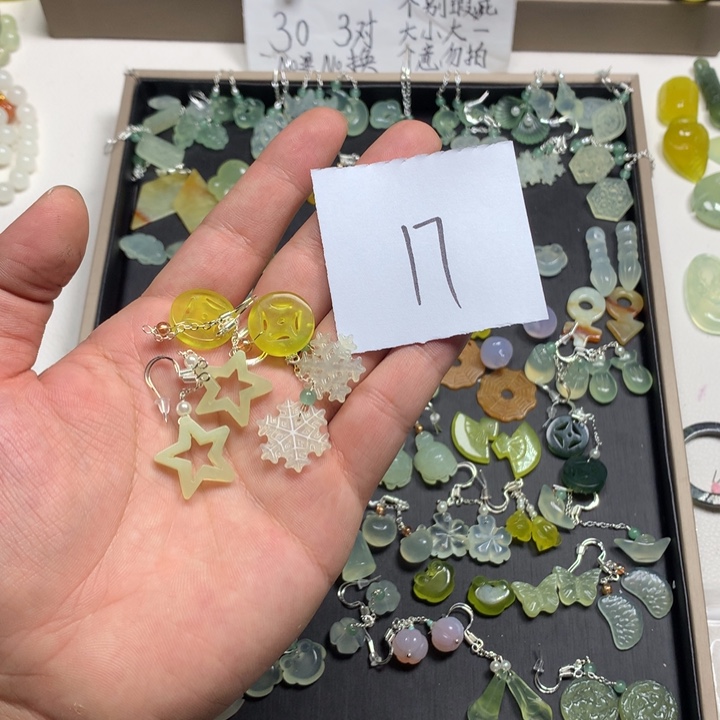 小***子蛇纹石玉合金耳钉