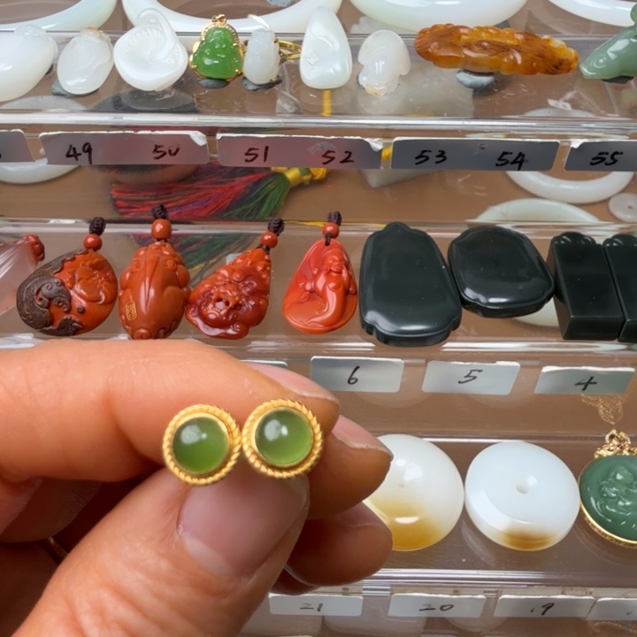 闪***晶和田玉18K金镶嵌颈饰俄碧苹果绿