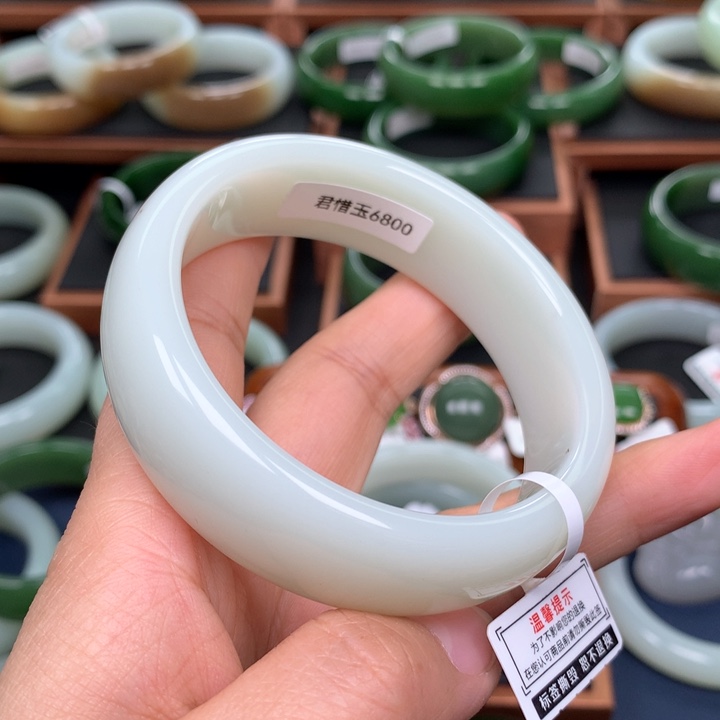 和田玉手镯未镶嵌y****857