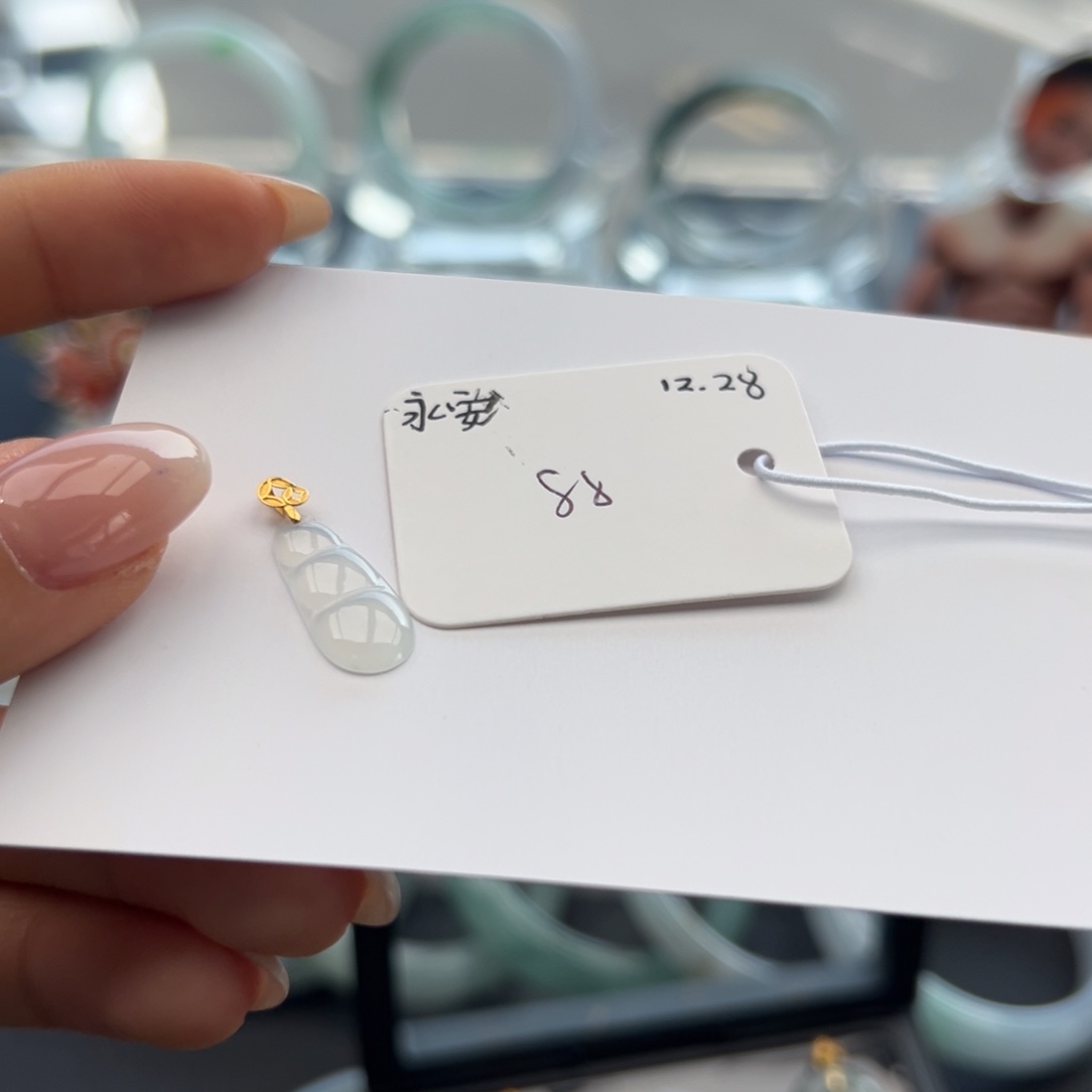 颈饰18K金镶嵌翡翠