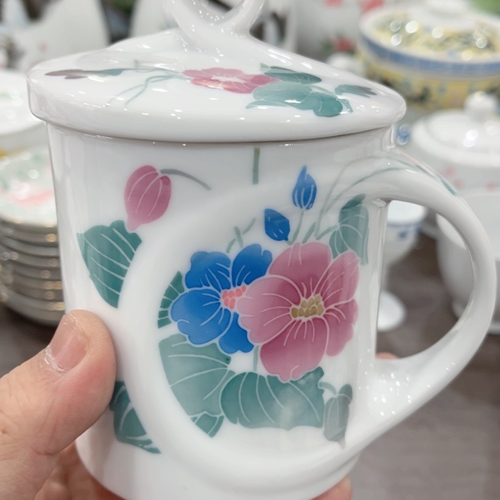 壶釉下五彩的瓷器和瓷器