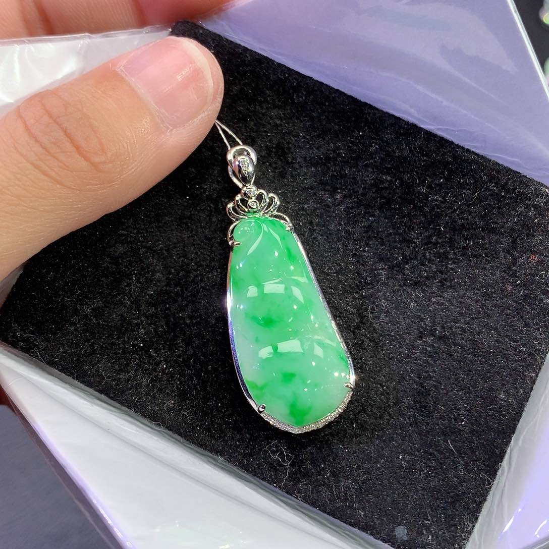 翡翠18K金镶嵌吊坠(赠链)