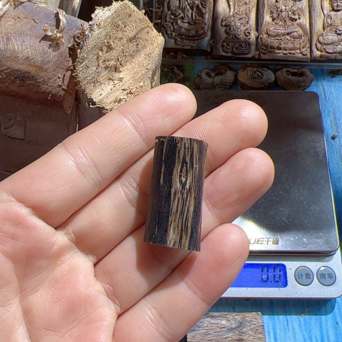 沉香吊坠黑棋素牌3.5克