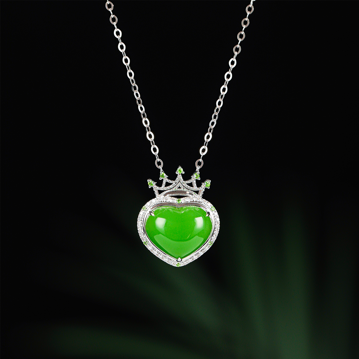 18K金镶嵌10*12mm苹果绿爱心皇冠套链HNZ13655