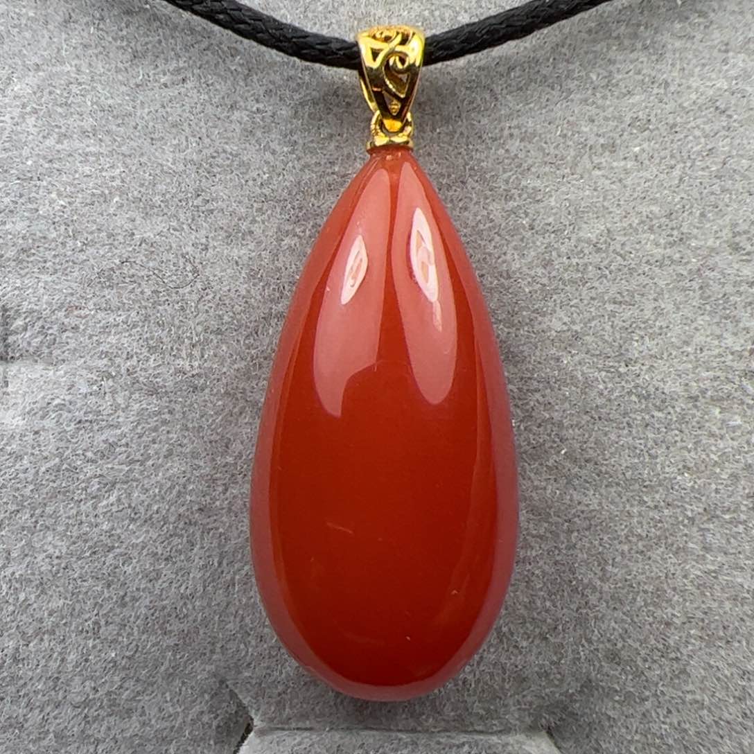 18K金镶嵌吊坠南红玛瑙