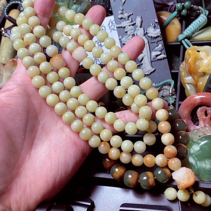 蛇纹石玉颈饰未镶嵌