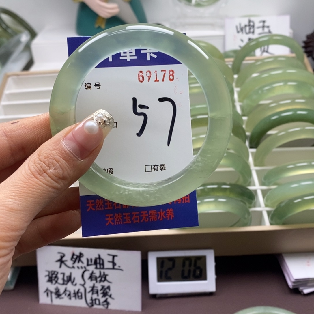 蛇纹石玉手镯未镶嵌