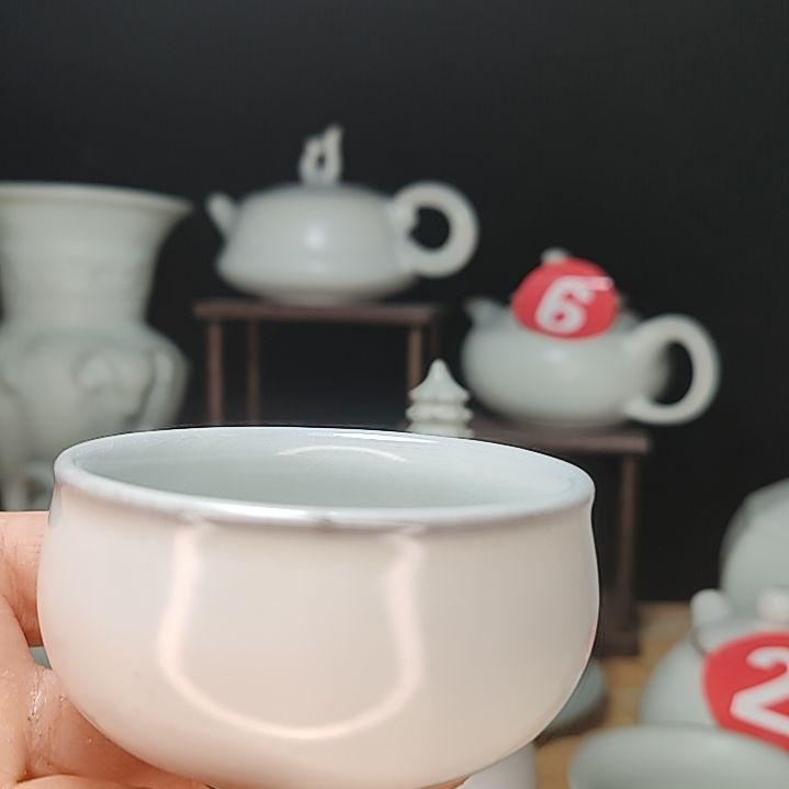 微瑕手拉坯月白釉主人杯