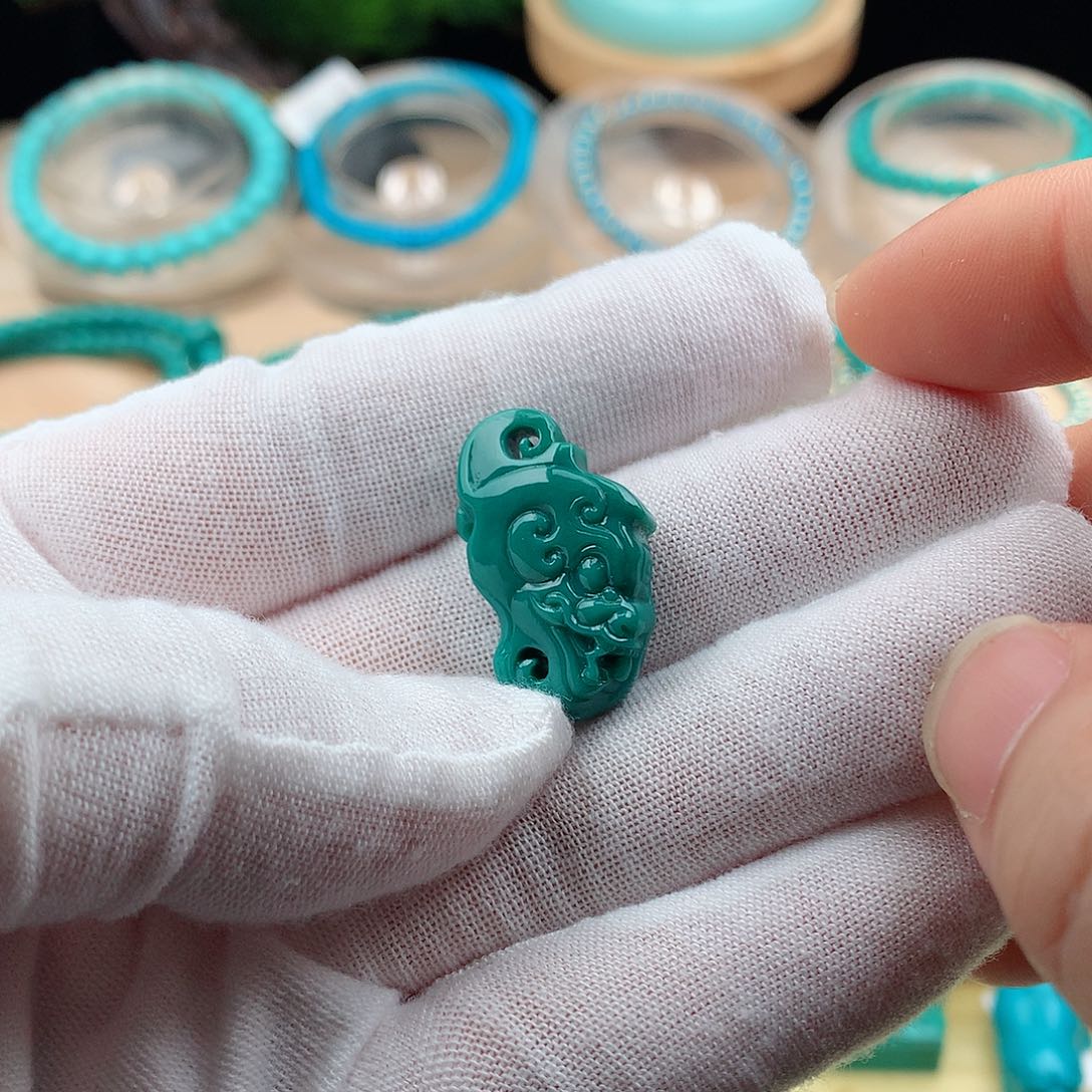 绿松石未镶嵌颈饰